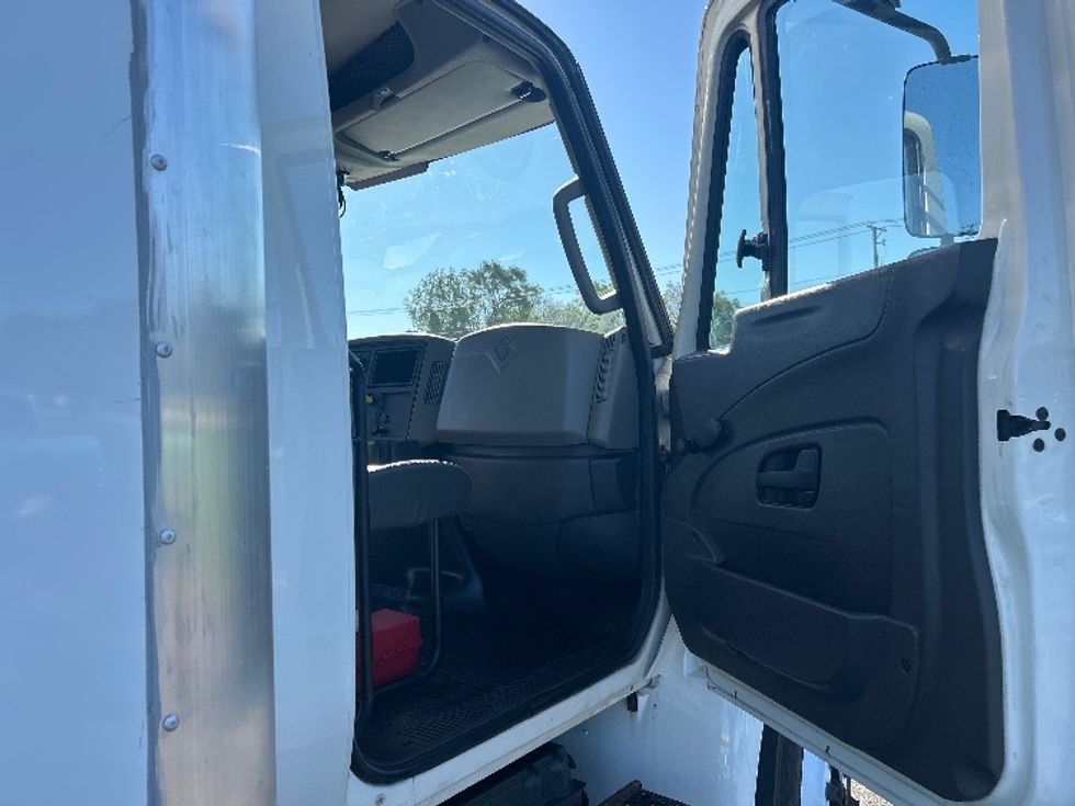 Medium Duty Box Truck-Light and Medium Duty Trucks-International-2018-4300-Elkhart-IN-237,402\n\t\tmiles-$ 33,000 - Image 19