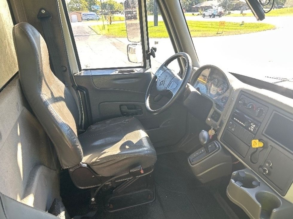 Medium Duty Box Truck-Light and Medium Duty Trucks-International-2018-4300-Elkhart-IN-237,402\n\t\tmiles-$ 33,000 - Image 21
