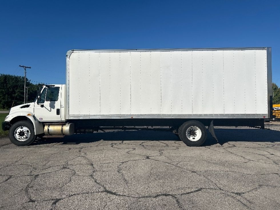 Medium Duty Box Truck-Light and Medium Duty Trucks-International-2018-4300-Elkhart-IN-237,402\n\t\tmiles-$ 33,000 - Image 4
