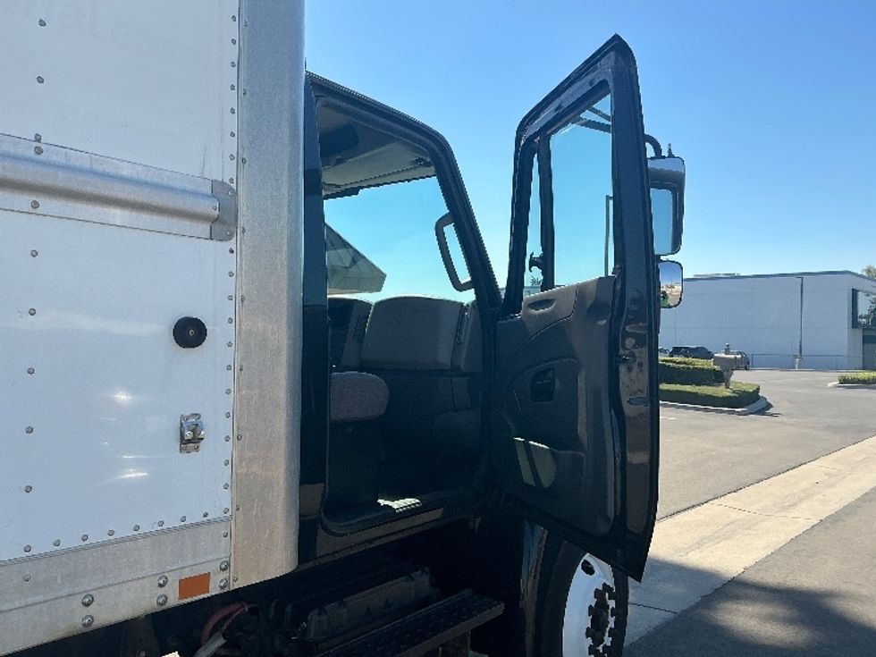 Medium Duty Box Truck-Light and Medium Duty Trucks-International-2018-4300-Fontana-CA-345,664\n\t\tmiles-$ 24,250 - Image 20