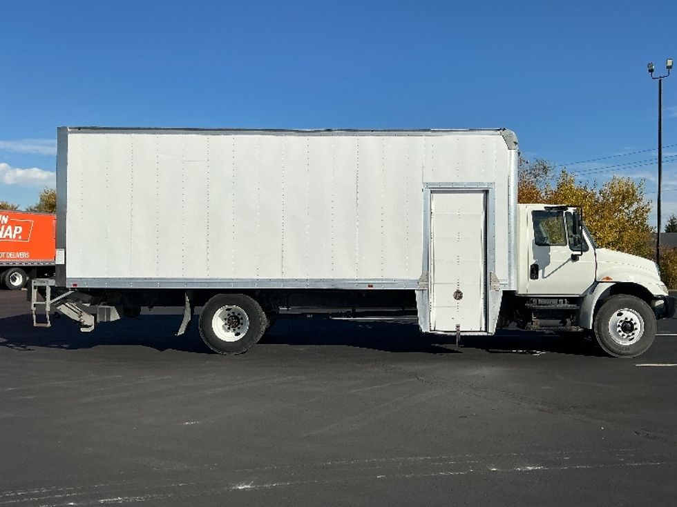 Medium Duty Box Truck-Light and Medium Duty Trucks-International-2018-4300-Indianapolis-IN-142,132\n\t\tmiles-$ 45,250 - Image 15