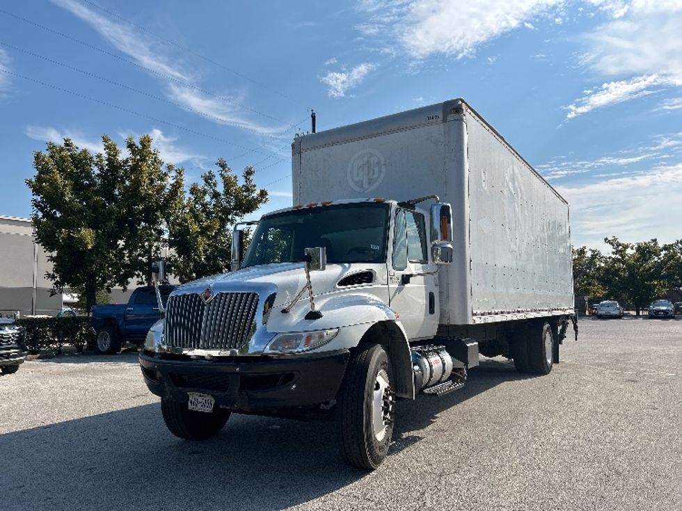 Medium Duty Box Truck-Light and Medium Duty Trucks-International-2018-4300-Katy-TX-195,038\n\t\tmiles-$ 43,250 - Image 3