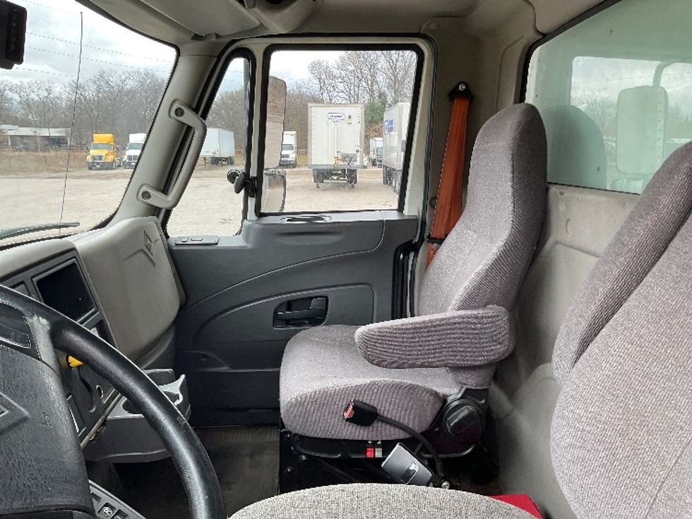 Medium Duty Box Truck-Light and Medium Duty Trucks-International-2018-4300-Muskegon-MI-137,313\n\t\tmiles-$ 41,750 - Image 19