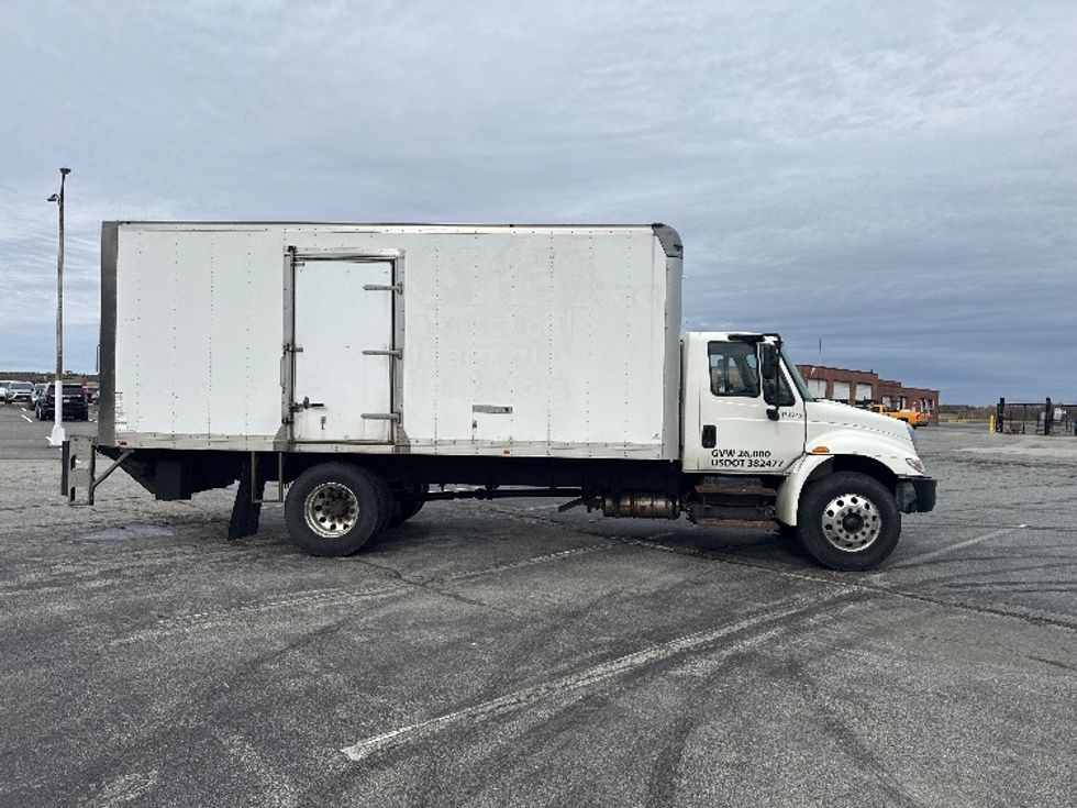 Medium Duty Box Truck-Light and Medium Duty Trucks-International-2018-4300-New Bedford-MA-116,710\n\t\tmiles-$ 37,250 - Image 15