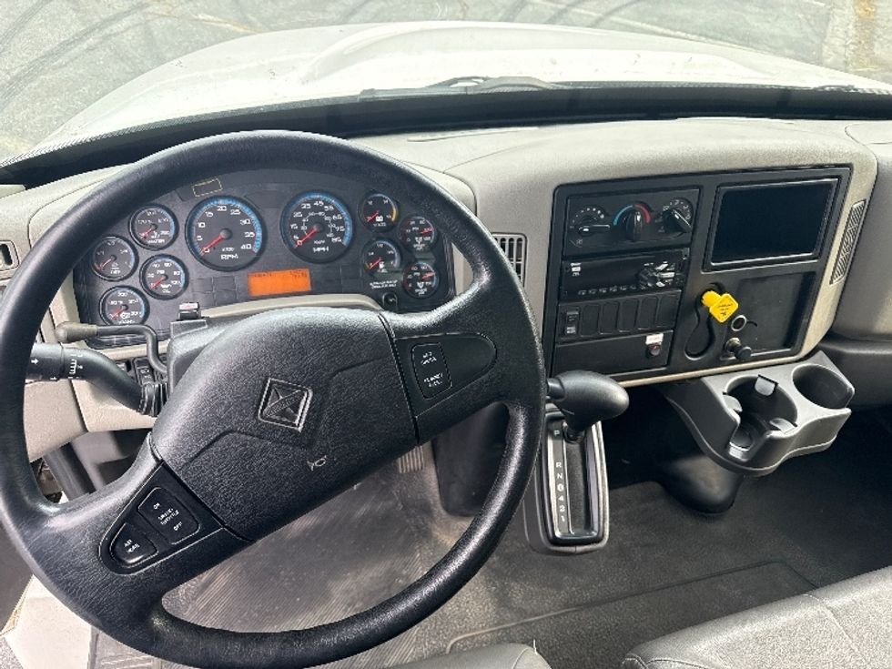 Medium Duty Box Truck-Light and Medium Duty Trucks-International-2018-4300-New Bedford-MA-116,710\n\t\tmiles-$ 37,250 - Image 18
