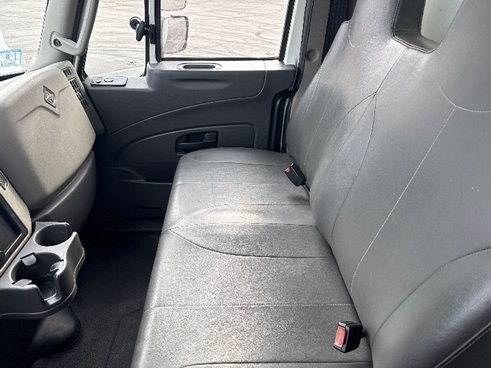 Medium Duty Box Truck-Light and Medium Duty Trucks-International-2018-4300-New Bedford-MA-116,710\n\t\tmiles-$ 37,250 - Image 19