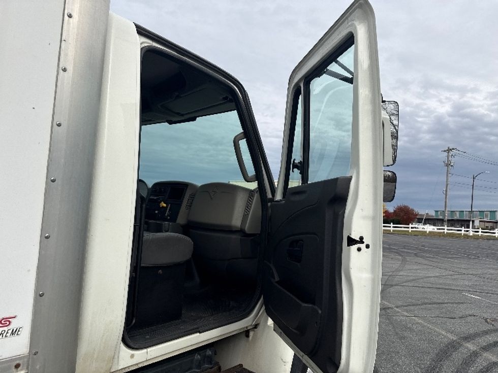 Medium Duty Box Truck-Light and Medium Duty Trucks-International-2018-4300-New Bedford-MA-116,710\n\t\tmiles-$ 37,250 - Image 20