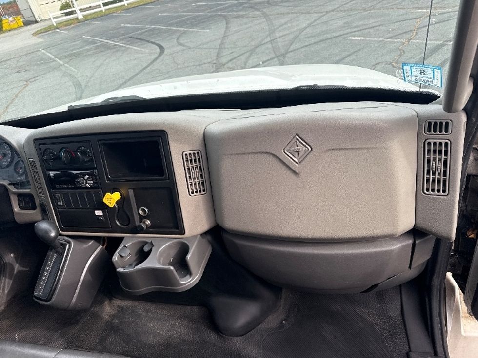 Medium Duty Box Truck-Light and Medium Duty Trucks-International-2018-4300-New Bedford-MA-116,710\n\t\tmiles-$ 37,250 - Image 21