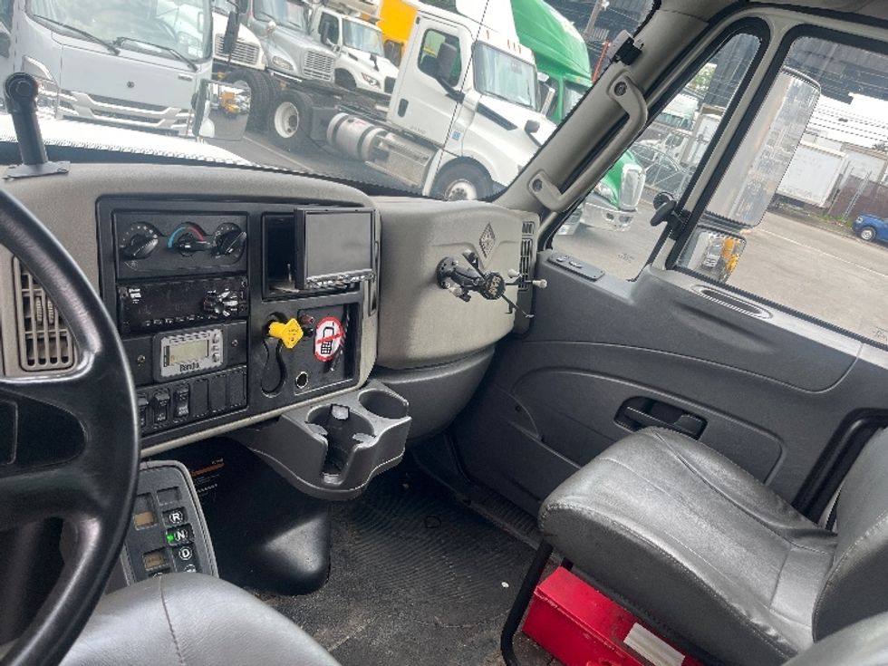 Medium Duty Box Truck-Light and Medium Duty Trucks-International-2018-4300-North Bergen-NJ-210,320\n\t\tmiles-$ 33,250 - Image 19