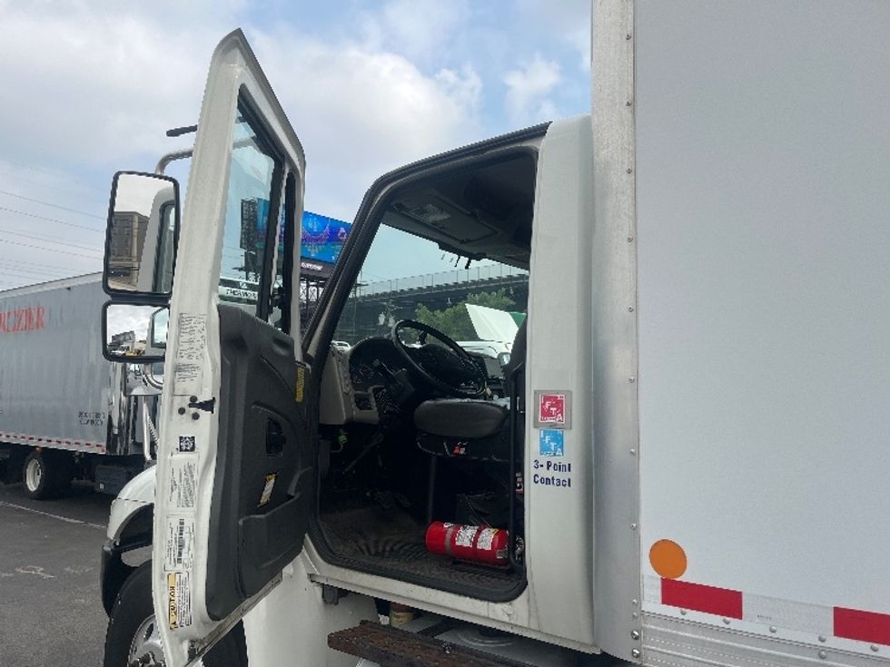 Medium Duty Box Truck-Light and Medium Duty Trucks-International-2018-4300-North Bergen-NJ-210,320\n\t\tmiles-$ 33,250 - Image 16