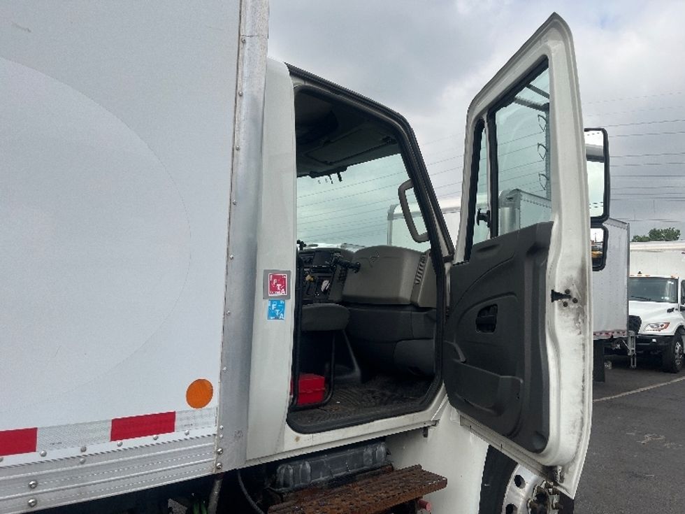 Medium Duty Box Truck-Light and Medium Duty Trucks-International-2018-4300-North Bergen-NJ-210,320\n\t\tmiles-$ 33,250 - Image 20