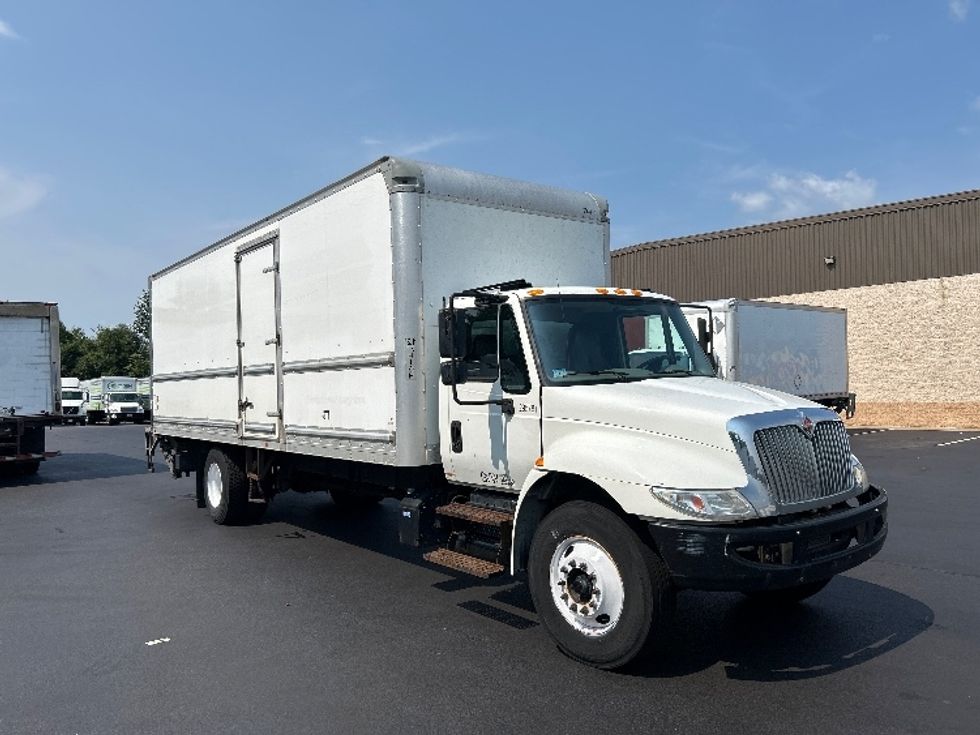 Medium Duty Box Truck-Light and Medium Duty Trucks-International-2018-4300-Norton-MA-232,704\n\t\tmiles-$ 39,000 - Image 1