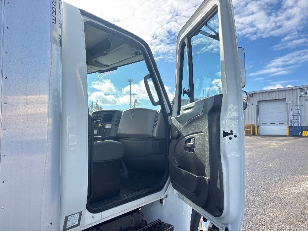 Medium Duty Box Truck-Light and Medium Duty Trucks-International-2018-4300-Ottawa-ON-371,470\n\t\tkm-$ 36,500 - Image 20