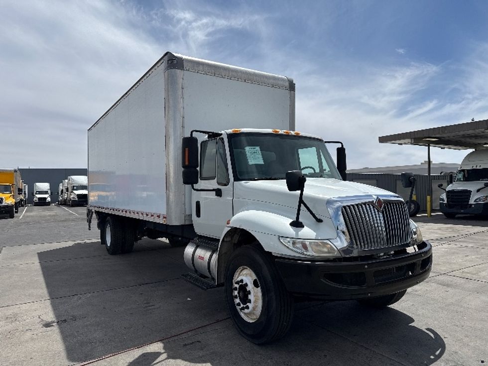 Medium Duty Box Truck-Light and Medium Duty Trucks-International-2018-4300-Phoenix-AZ-196,435\n\t\tmiles-$ 43,000 - Image 1