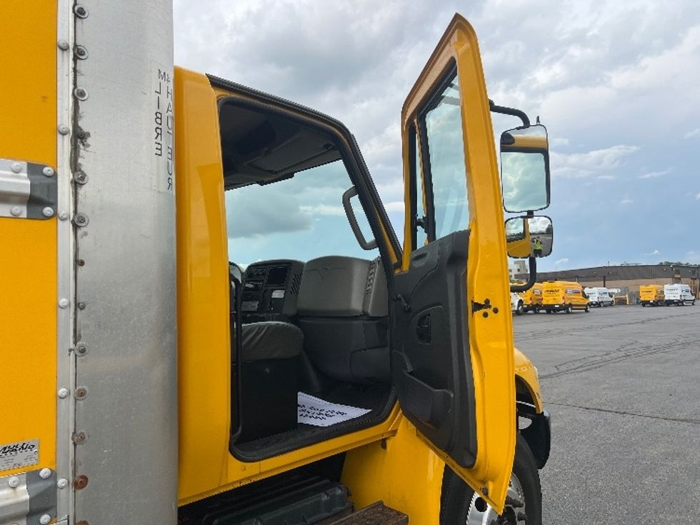 Medium Duty Box Truck-Light and Medium Duty Trucks-International-2018-4300-Toronto-ON-253,792\n\t\tkm-$ 57,500 - Image 20