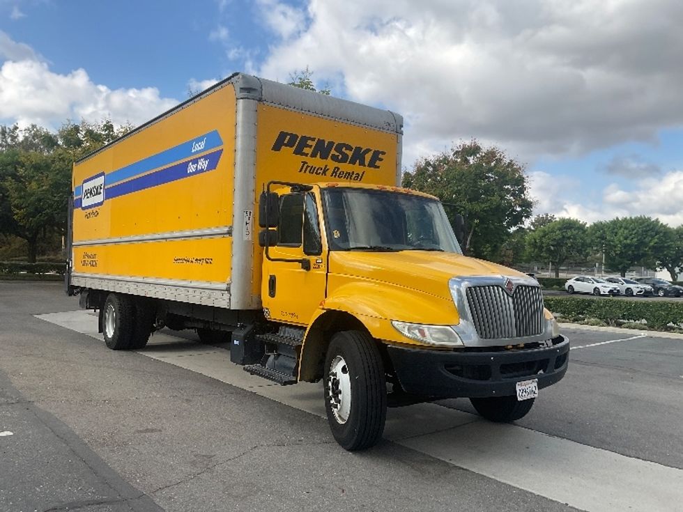 Medium Duty Box Truck-Light and Medium Duty Trucks-International-2018-4300-Torrance-CA-257,939\n\t\tmiles-$ 21,500 - Image 1