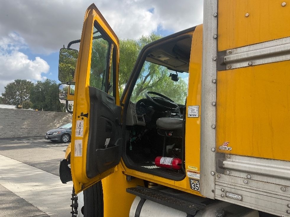 Medium Duty Box Truck-Light and Medium Duty Trucks-International-2018-4300-Torrance-CA-257,939\n\t\tmiles-$ 21,500 - Image 16
