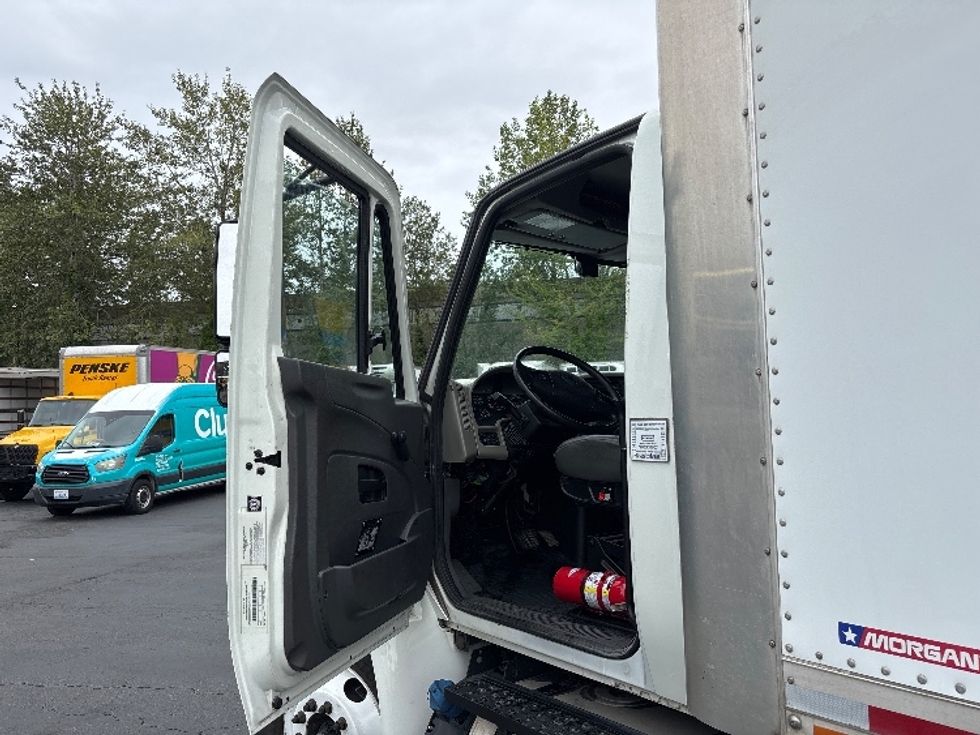 Medium Duty Box Truck-Light and Medium Duty Trucks-International-2018-4300-Tukwila-WA-129,904\n\t\tmiles-$ 45,750 - Image 16