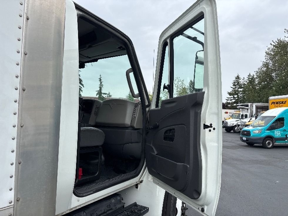 Medium Duty Box Truck-Light and Medium Duty Trucks-International-2018-4300-Tukwila-WA-129,904\n\t\tmiles-$ 45,750 - Image 20