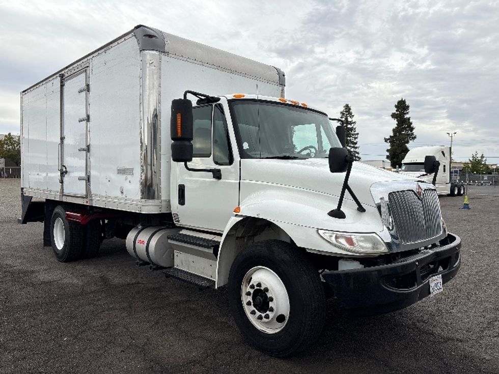 Medium Duty Box Truck-Light and Medium Duty Trucks-International-2018-4300-West Sacramento-CA-142,913\n\t\tmiles-$ 29,000 - Image 1