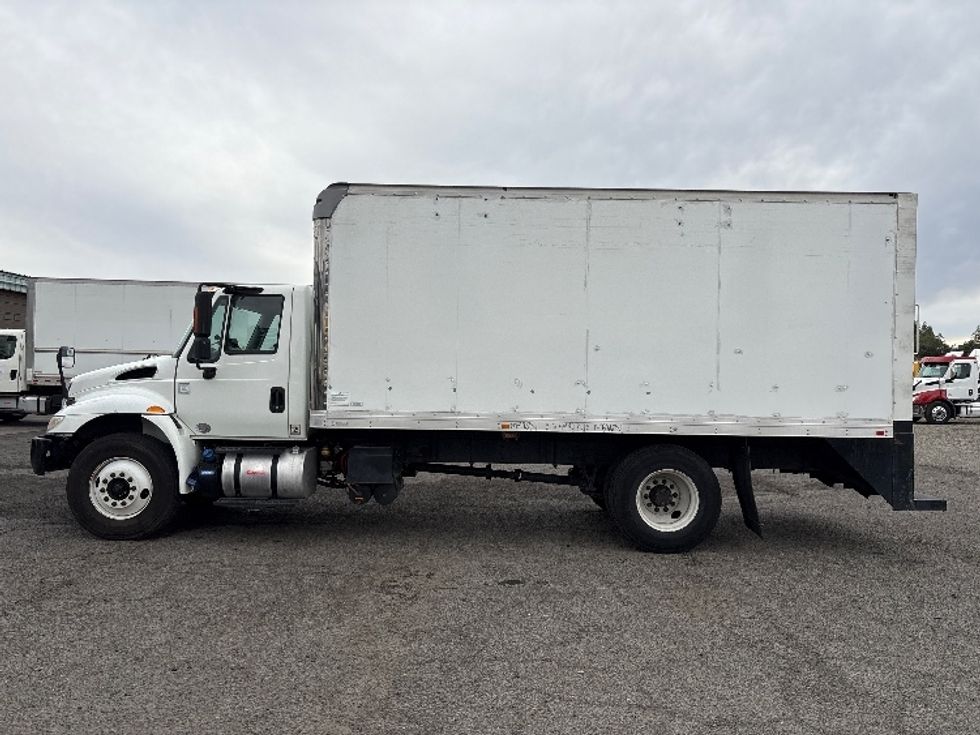 Medium Duty Box Truck-Light and Medium Duty Trucks-International-2018-4300-West Sacramento-CA-142,913\n\t\tmiles-$ 29,000 - Image 4