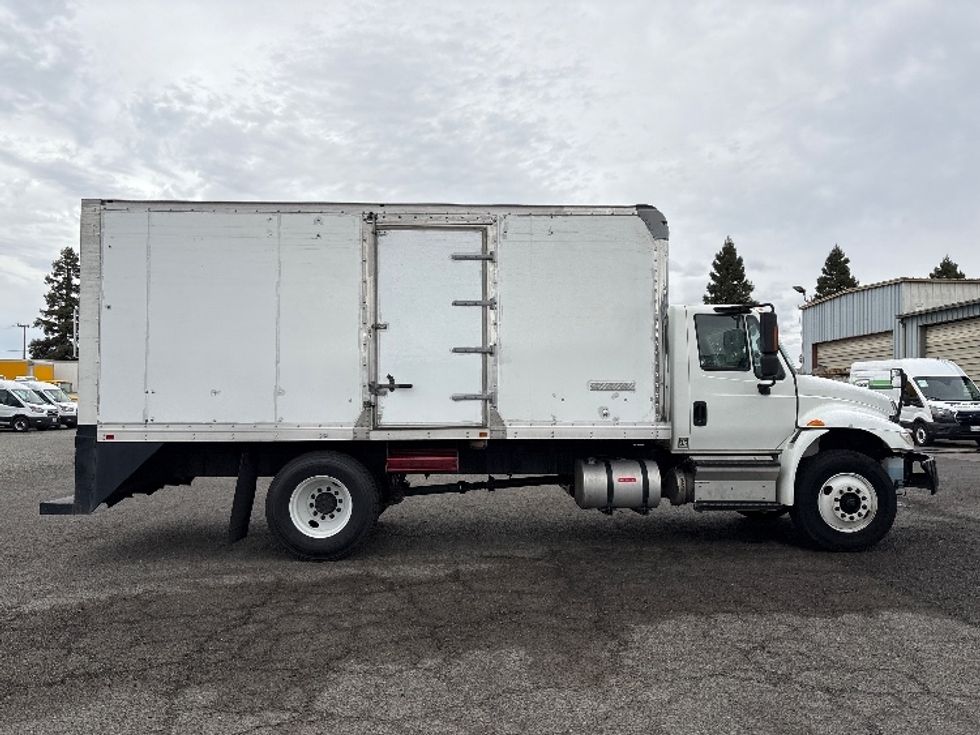 Medium Duty Box Truck-Light and Medium Duty Trucks-International-2018-4300-West Sacramento-CA-142,913\n\t\tmiles-$ 29,000 - Image 15