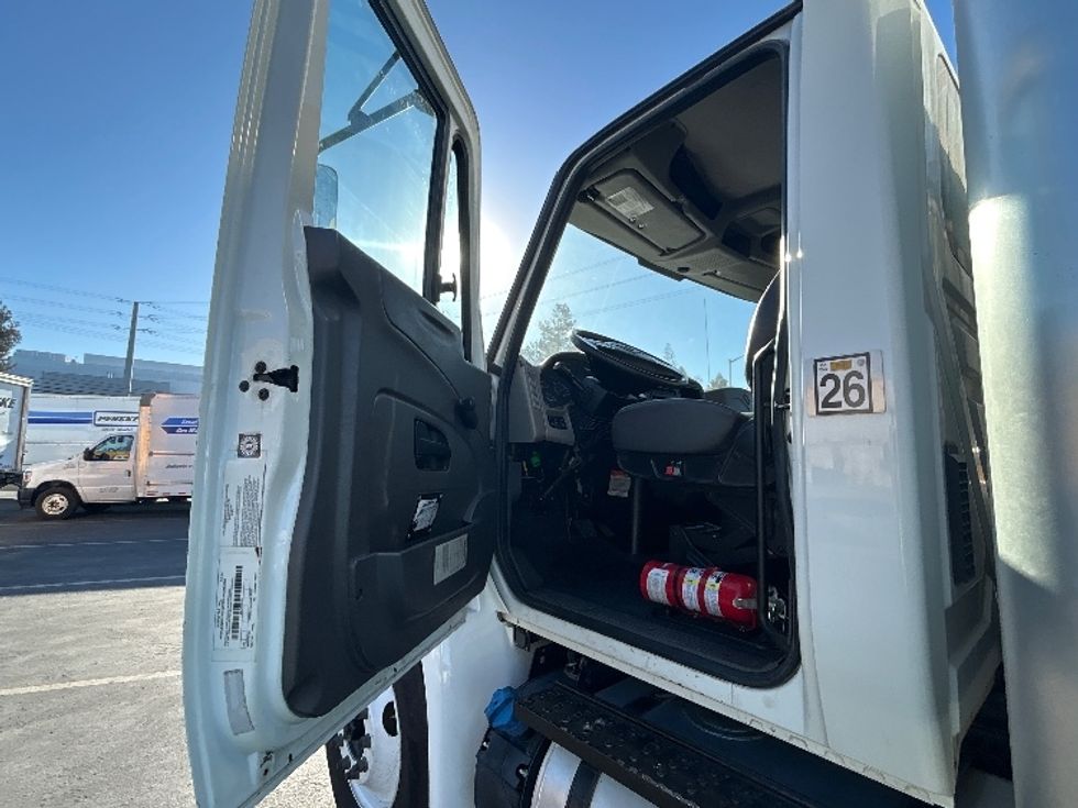 Medium Duty Box Truck-Light and Medium Duty Trucks-International-2018-4300-West Sacramento-CA-153,066\n\t\tmiles-$ 54,250 - Image 16