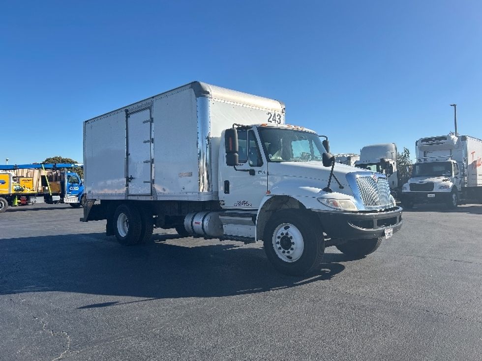 Medium Duty Box Truck-Light and Medium Duty Trucks-International-2018-4300-West Sacramento-CA-196,377\n\t\tmiles-$ 23,000 - Image 1