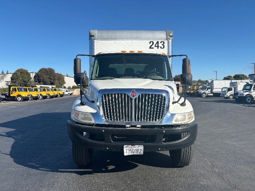Medium Duty Box Truck-Light and Medium Duty Trucks-International-2018-4300-West Sacramento-CA-196,377\n\t\tmiles-$ 23,000 - Image 2