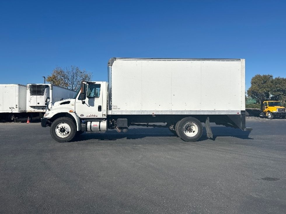 Medium Duty Box Truck-Light and Medium Duty Trucks-International-2018-4300-West Sacramento-CA-196,377\n\t\tmiles-$ 23,000 - Image 4