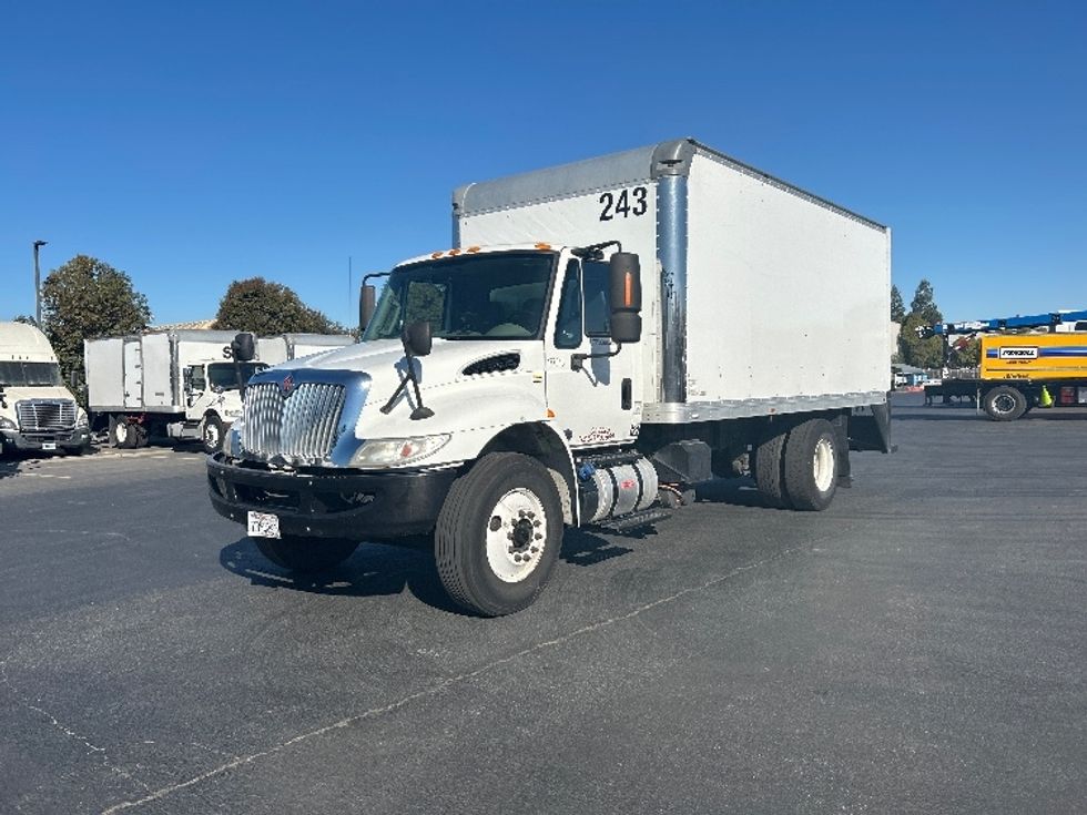 Medium Duty Box Truck-Light and Medium Duty Trucks-International-2018-4300-West Sacramento-CA-196,377\n\t\tmiles-$ 23,000 - Image 3