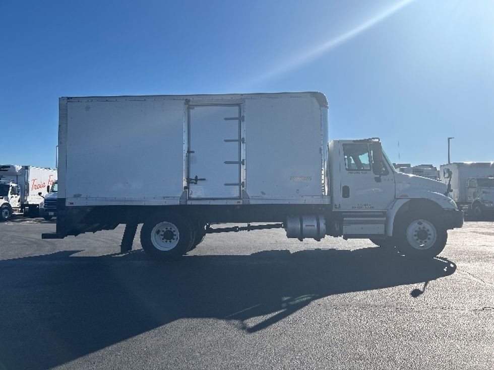 Medium Duty Box Truck-Light and Medium Duty Trucks-International-2018-4300-West Sacramento-CA-196,377\n\t\tmiles-$ 23,000 - Image 15