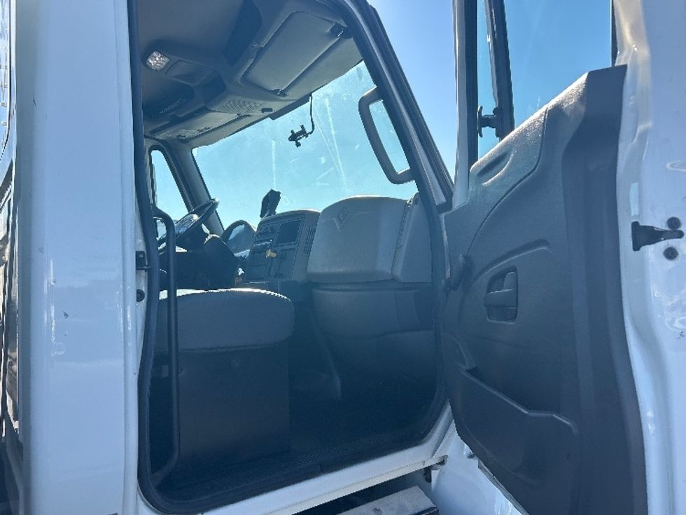 Medium Duty Box Truck-Light and Medium Duty Trucks-International-2018-4300-West Sacramento-CA-196,377\n\t\tmiles-$ 23,000 - Image 20