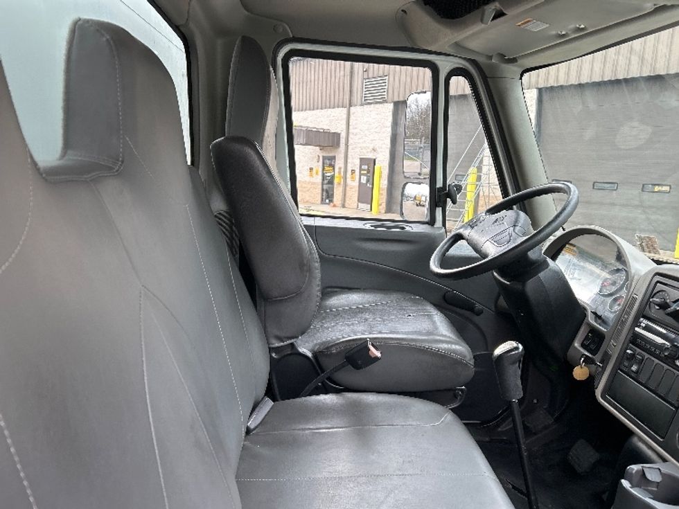 Medium Duty Box Truck-Light and Medium Duty Trucks-International-2019-4300-Akron-OH-61,539\n\t\tmiles-$ 50,250 - Image 22