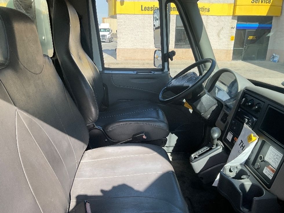 Medium Duty Box Truck-Light and Medium Duty Trucks-International-2019-4300-Allen Park-MI-243,526\n\t\tmiles-$ 31,250 - Image 22