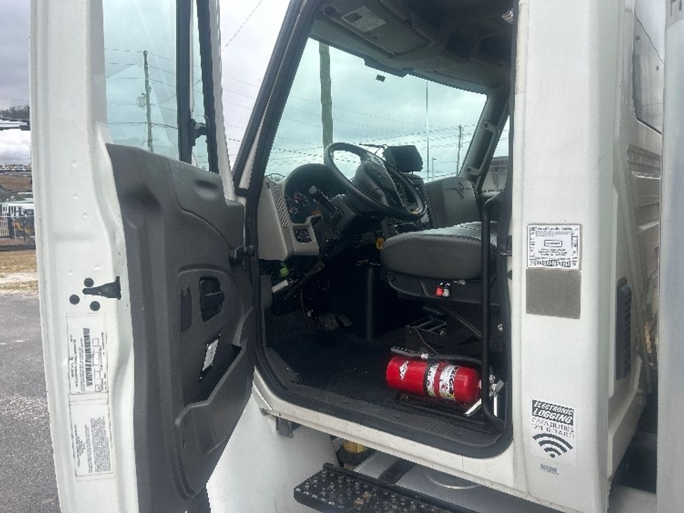 Medium Duty Box Truck-Light and Medium Duty Trucks-International-2019-4300-Apopka-FL-207,000\n\t\tmiles-$ 37,750 - Image 16