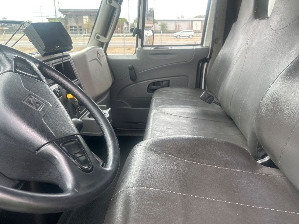 Medium Duty Box Truck-Light and Medium Duty Trucks-International-2019-4300-Apopka-FL-207,000\n\t\tmiles-$ 37,750 - Image 19
