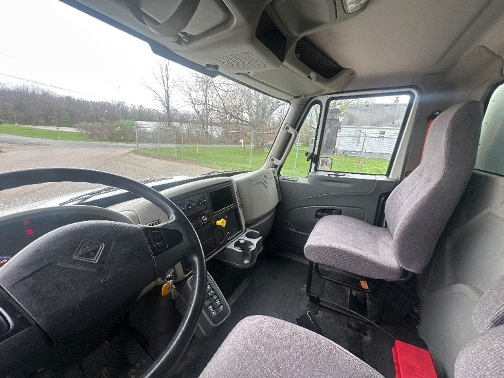 Medium Duty Box Truck-Light and Medium Duty Trucks-International-2019-4300-Battle Creek-MI-115,070\n\t\tmiles-$ 44,000 - Image 19