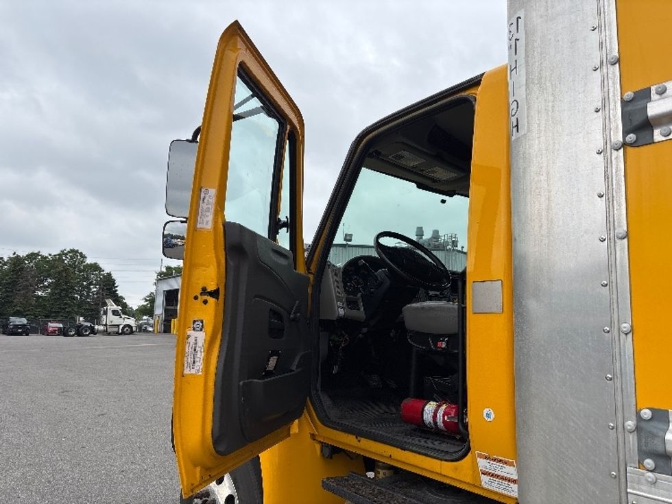 Medium Duty Box Truck-Light and Medium Duty Trucks-International-2019-4300-Brampton-ON-300,895\n\t\tkm-$ 41,000 - Image 16