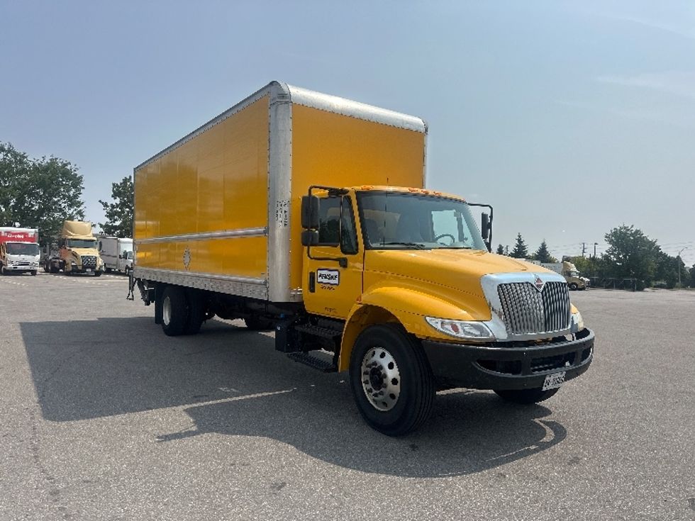 Medium Duty Box Truck-Light and Medium Duty Trucks-International-2019-4300-Brampton-ON-304,076\n\t\tkm-$ 51,500 - Image 1
