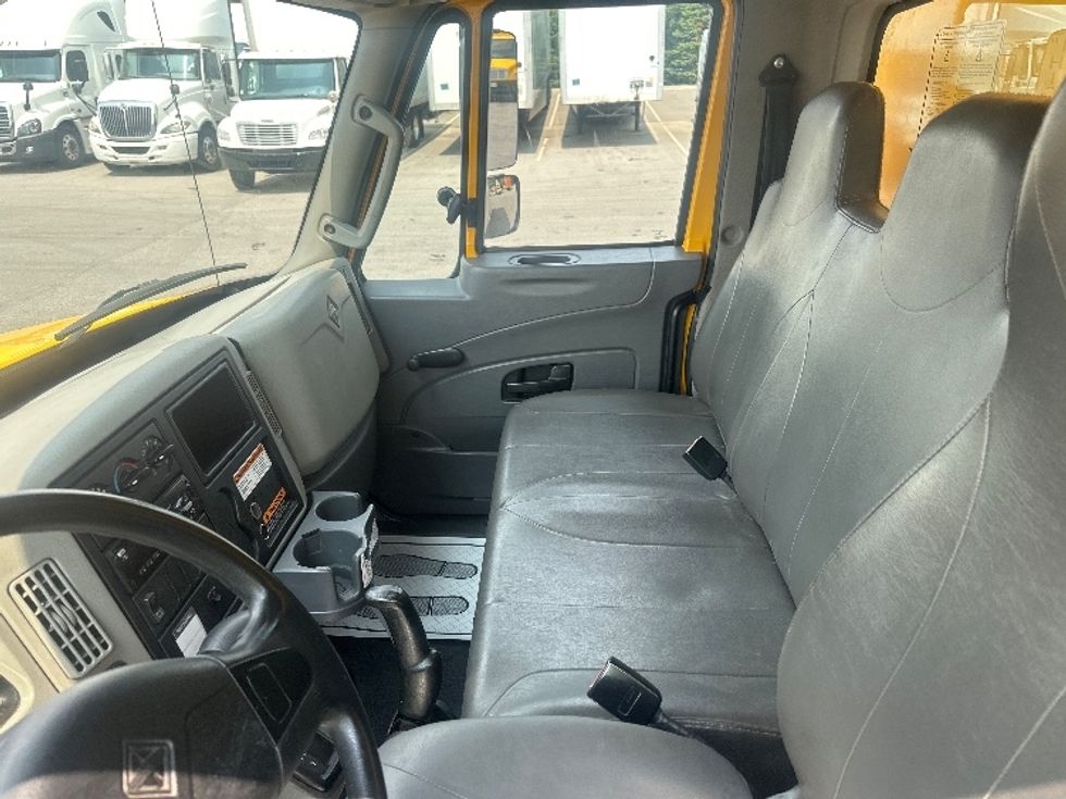 Medium Duty Box Truck-Light and Medium Duty Trucks-International-2019-4300-Brampton-ON-304,076\n\t\tkm-$ 51,500 - Image 19