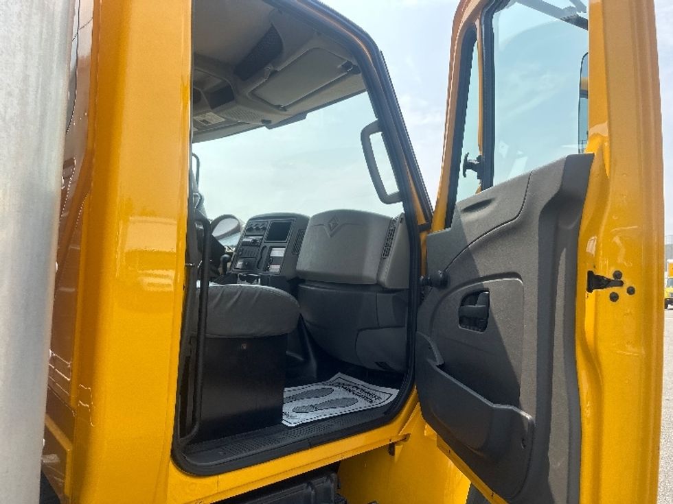 Medium Duty Box Truck-Light and Medium Duty Trucks-International-2019-4300-Brampton-ON-304,076\n\t\tkm-$ 51,500 - Image 20