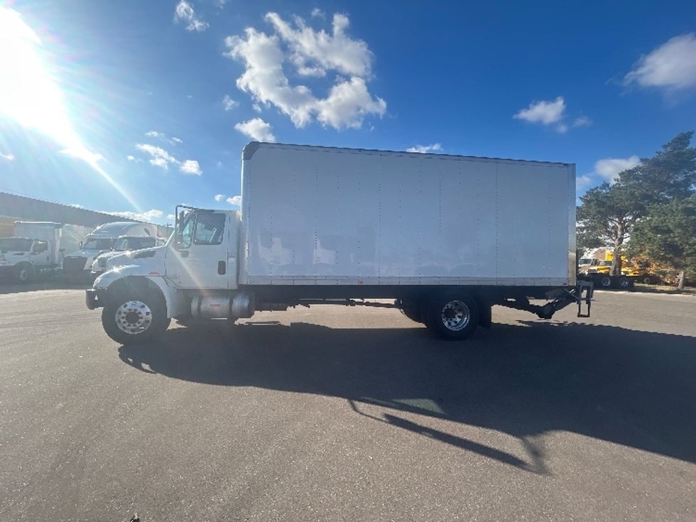 Medium Duty Box Truck-Light and Medium Duty Trucks-International-2019-4300-Brooklyn Park-MN-143,107\n\t\tmiles-$ 40,250 - Image 4