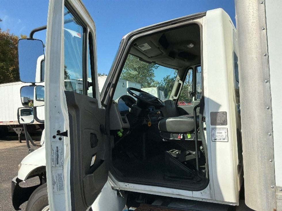 Medium Duty Box Truck-Light and Medium Duty Trucks-International-2019-4300-Brooklyn Park-MN-223,389\n\t\tmiles-$ 46,500 - Image 16