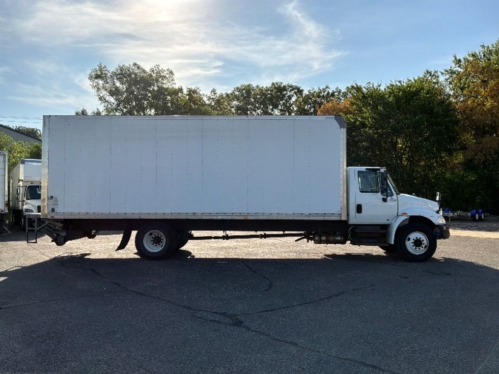 Medium Duty Box Truck-Light and Medium Duty Trucks-International-2019-4300-Brooklyn Park-MN-296,800\n\t\tmiles-$ 36,500 - Image 15