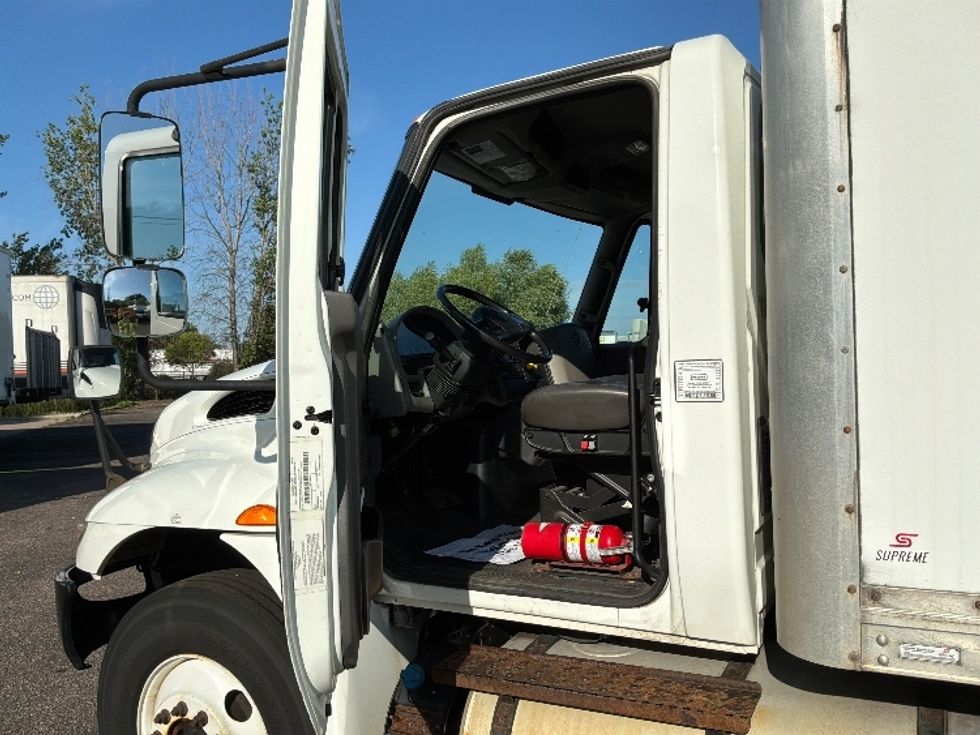 Medium Duty Box Truck-Light and Medium Duty Trucks-International-2019-4300-Brooklyn Park-MN-296,800\n\t\tmiles-$ 36,500 - Image 16