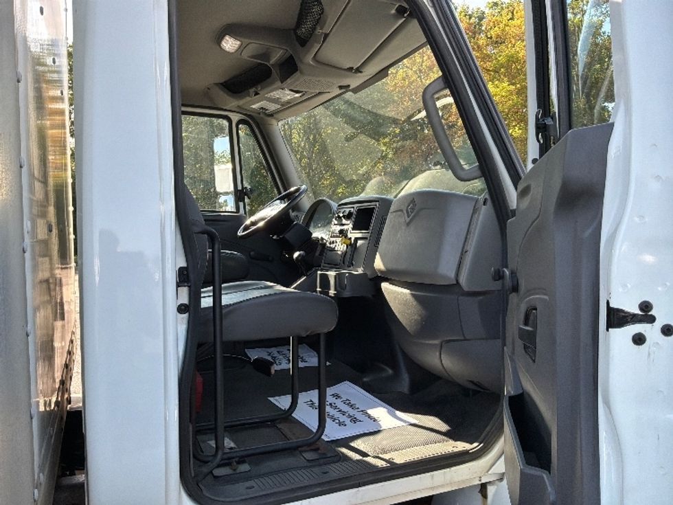 Medium Duty Box Truck-Light and Medium Duty Trucks-International-2019-4300-Brooklyn Park-MN-296,800\n\t\tmiles-$ 36,500 - Image 20