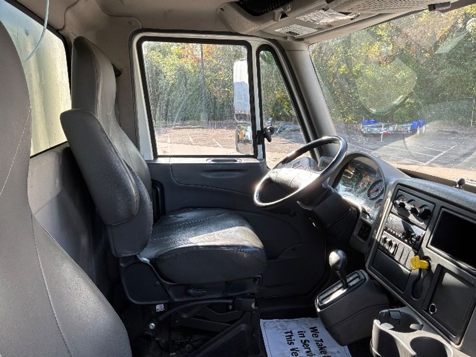 Medium Duty Box Truck-Light and Medium Duty Trucks-International-2019-4300-Brooklyn Park-MN-296,800\n\t\tmiles-$ 36,500 - Image 22