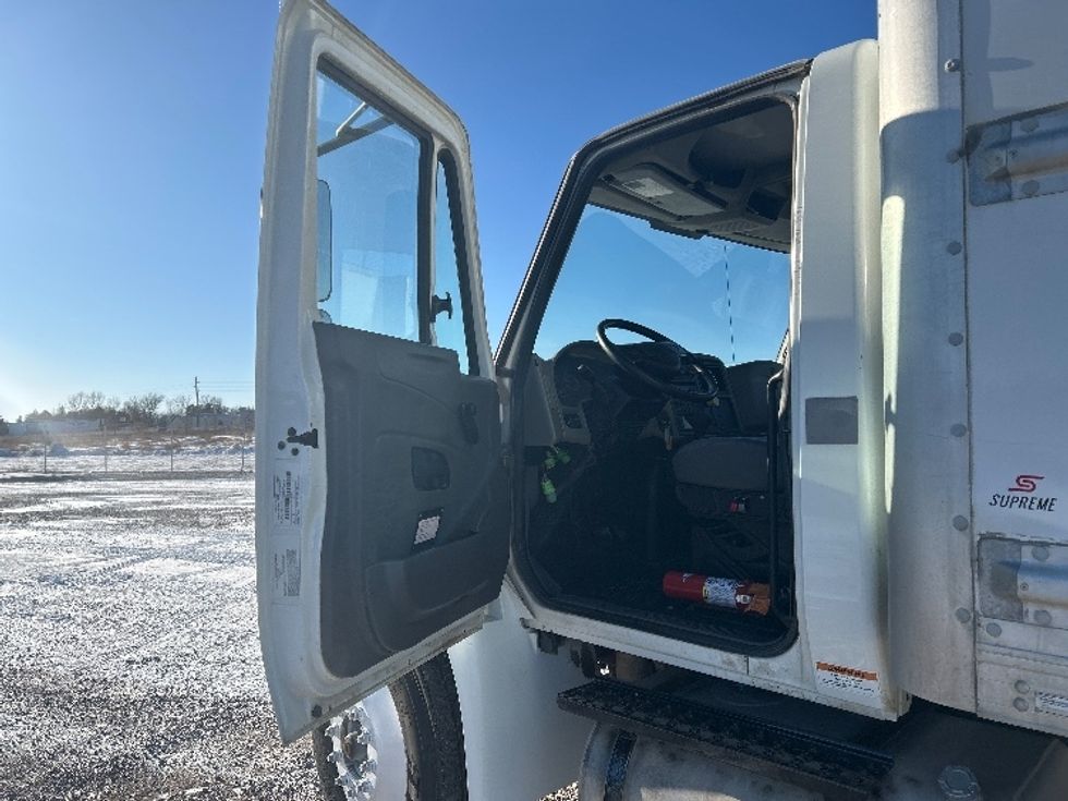 Medium Duty Box Truck-Light and Medium Duty Trucks-International-2019-4300-Brooklyn Park-MN-318,142\n\t\tmiles-$ 21,500 - Image 16