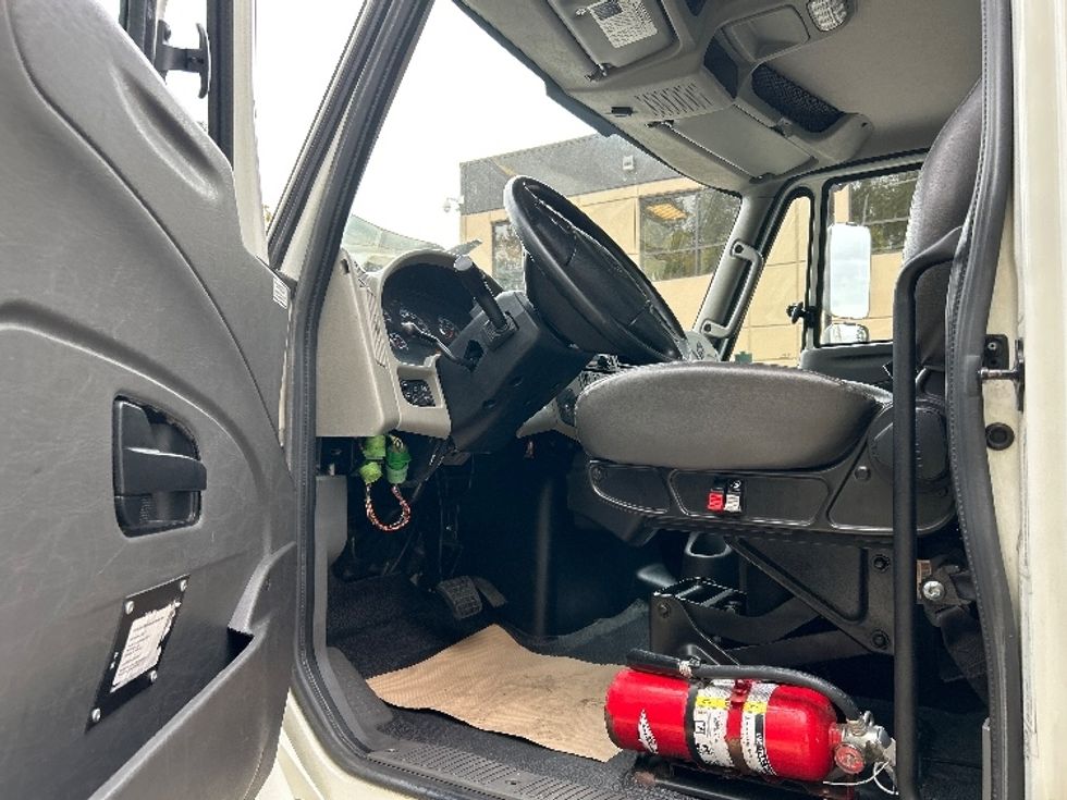 Medium Duty Box Truck-Light and Medium Duty Trucks-International-2019-4300-Burnaby-BC-198,540\n\t\tkm-$ 66,750 - Image 16